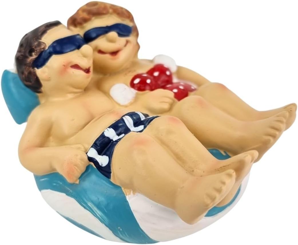 Fröhliches Urlauberpaar auf Luftmatratze als Deko für Geschenkgutschein
