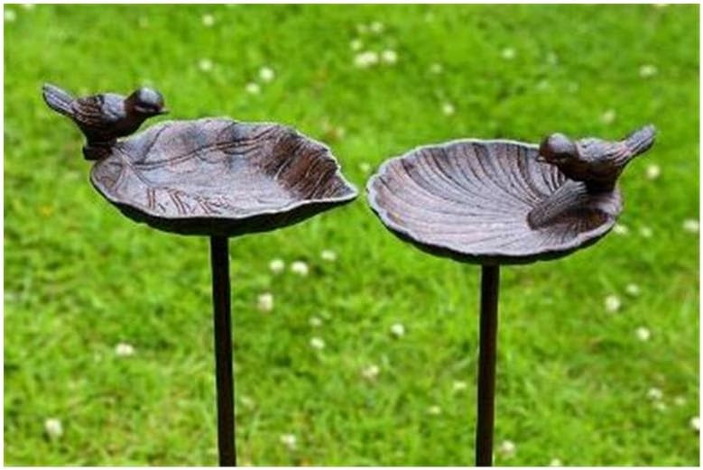 Boltze Vogeltränke, Vogelbad auf Gartenstab, aus Gusseisen, 2-fach sortiert, 1 Stück, 20 cm x 14 cm x 98 cm