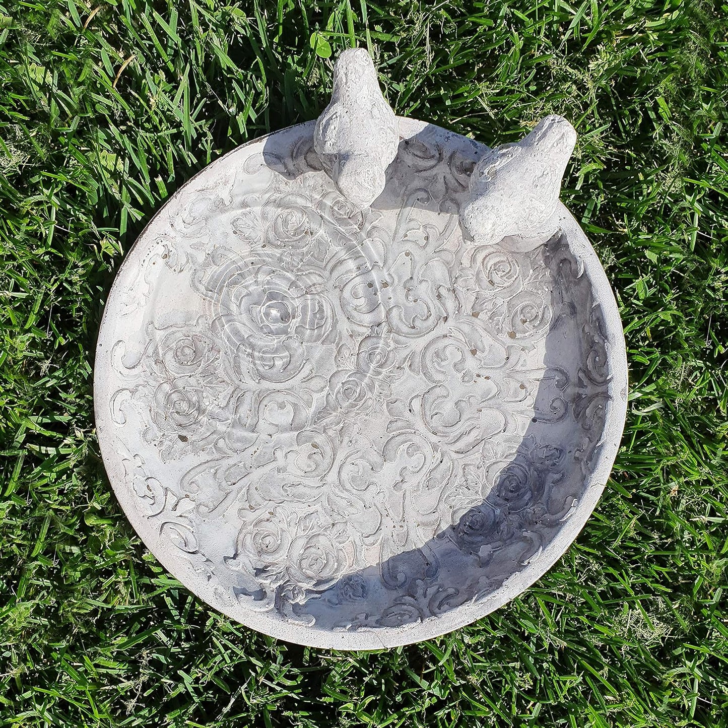 Dio Vogeltränke für den Garten, Vogelbad mit 2 Deko-Vögel für Wildvögel, Naturprodukt mit Rosenornamenten (Ø 30 cm)